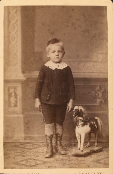 CdV Glückstadt, Junge mit Spielzeugpferd, Portrait
