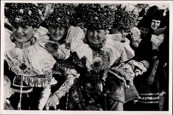 Collective picture Adolf Hitler No. 17, Bückeburg women in their festive costumes, Thanksgiving Day 1934