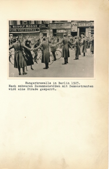 Foto Hungerkrawalle 1923, Schutzpolizei, Sperrung Straße, Demonstranten, Rudolf Mosse, Ruhnke