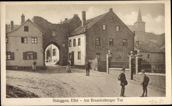 Postcard Nideggen Eifel, at the Brandenberger Tor, residential buildings, church tower, residents