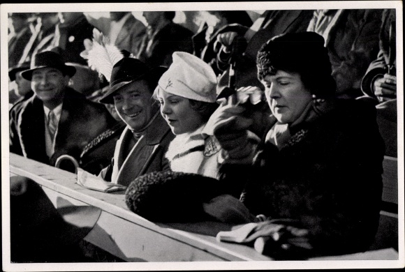 Collection picture Olympia 1936, Sonja Henie as a spectator at the pair skating Maxie Herber, Ernst Baier