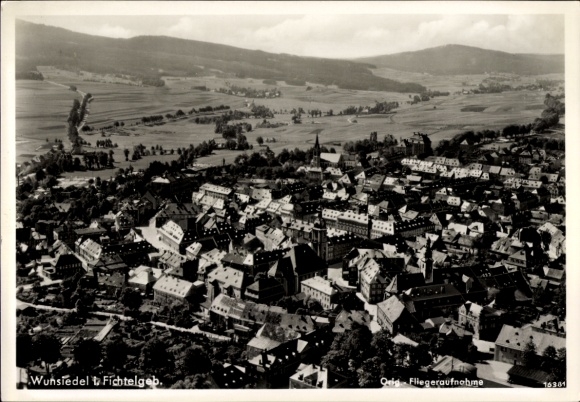 Postcard Wunsiedel in the Fichtelgebirge Upper Franconia, aerial view of a town, many houses, green landscape