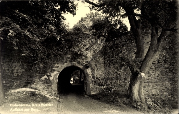 Photo Postcard Hohensolms Hohenahr Lahn Dill district, driveway to the castle