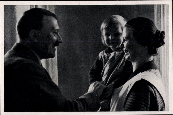 Collecting picture Adolf Hitler No. 56, mother&#39;s happiness, leader is visited by a mother and her daughter