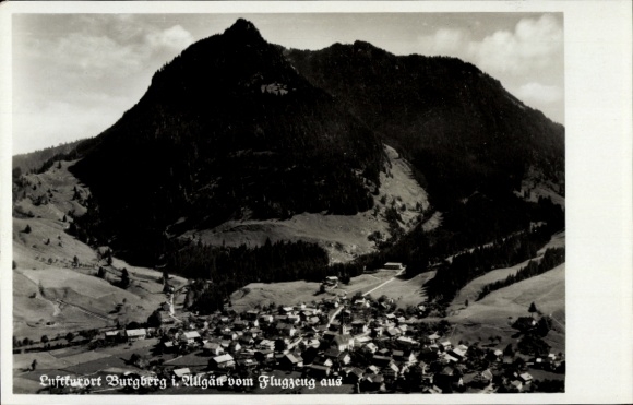 Ak Burgberg im Allgäu, Luftaufnahme, Burgberg, Berge, Dorf, Flugzeugaufnahme