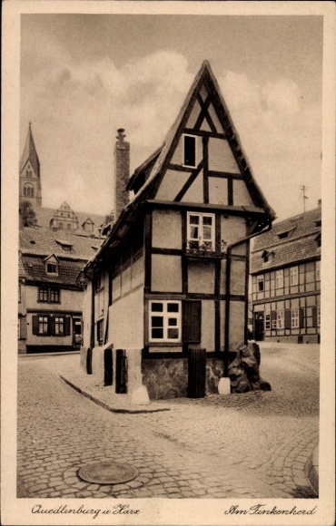 Ak Quedlinburg in het Harzgebergte, Am Finkenherd, vakwerkhuis, kinderkopjes, omgeving