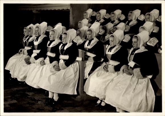 Postcard Schleife in Upper Lusatia, Wendish confirmation candidates in the church, traditional costumes