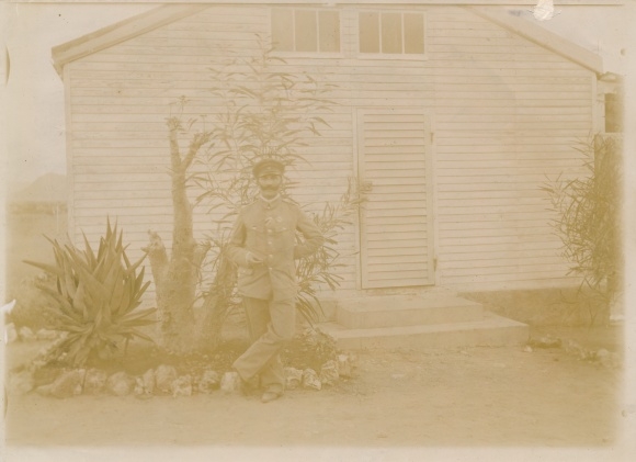 Photo DSW Africa Namibia, ca 1900 - 1904, member of the colonial protection force in front of a house