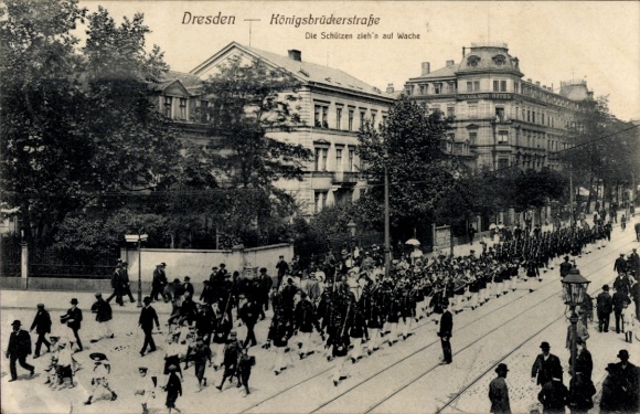 Postcard Dresden Neustadt, Königsbrücker Straße, Riflemen on guard