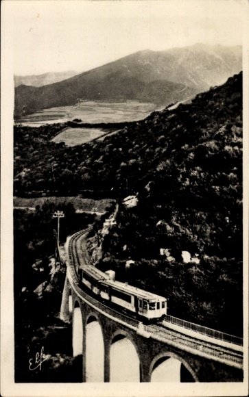 Postcard Mont Louis Pyrénées Orientales, arrival of a train on the Cabanasse viaduct