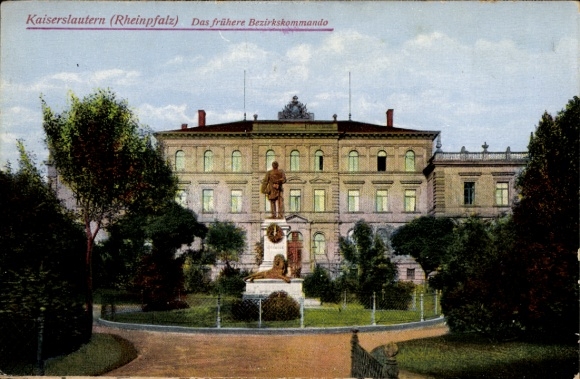 Postcard Kaiserslautern in Rhineland Palatinate, view of the former district command, monument
