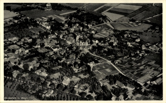 Ak Büderich Werl in Westfalen, Luftaufnahme von Büderich, Kirche, Felder, Häuser