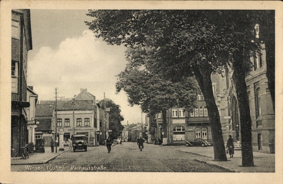 Ak Winsen an der Luhe, Stadtansicht, Rathausstraße, Straßenansicht, Bäume, alte Gebäude, Autos...