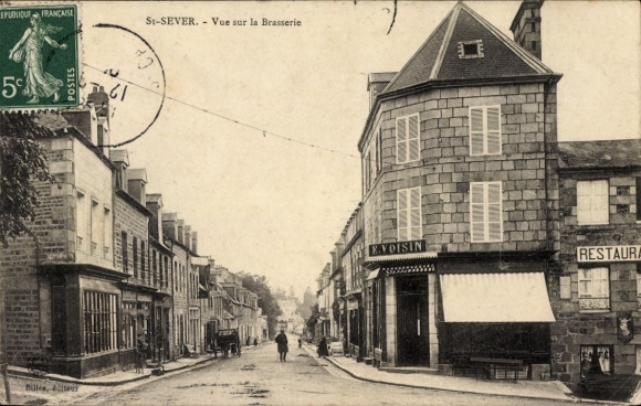 Ak Saint Sever Calvados, Vue sur la Brasserie, E. Voisin magasin, Restaurant