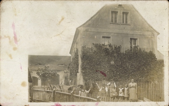 Foto Ak Großsteinberg Parthenstein in Sachsen, Familie am Wohnhaus