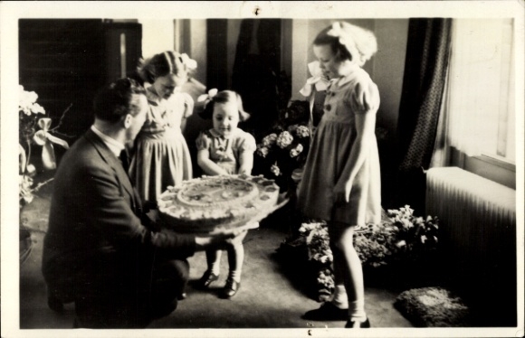PC Dutch Royal Family, Birthday cake for Princess Marijke 1947, Beatrix, Irene