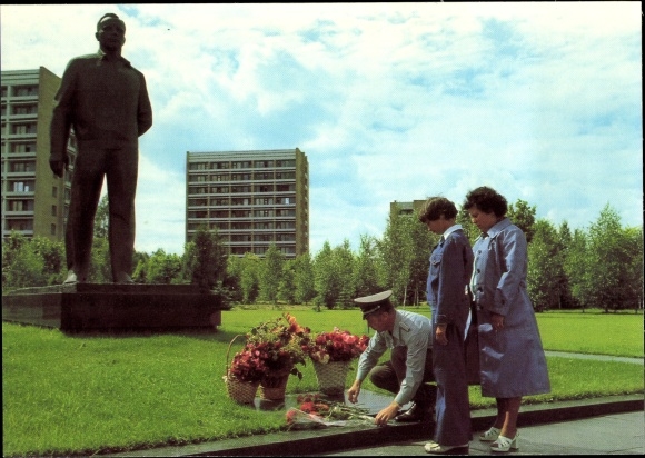 Postcard Kosmosflug USSR DDR, Sigmund Jähn with wife and daughter, Gagarin monument Swjosdny Gorodok