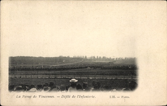 Ak Paris XII Bois de Vincennes, militaire parade, infanterie, veel toeschouwers, bomen op de achtergrond