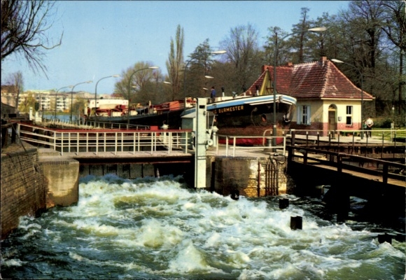 Ak Berlin Spandau, Spandauer Schleuse, Wasserstraße, Schleusenhaus, Schiffe, fließendes Wasser