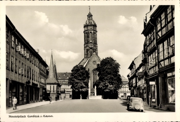 Ak Einbeck in Niedersachsen, Marktplatz, Kirche,  Gebäude, Auto