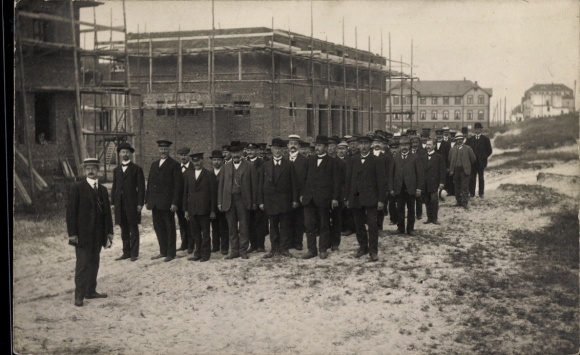 foto Ak Wangerooge, Grimm-peloton van de Landsturm-eilandwacht, 2e Landsturmdag, Jadekazerne in aanbouw