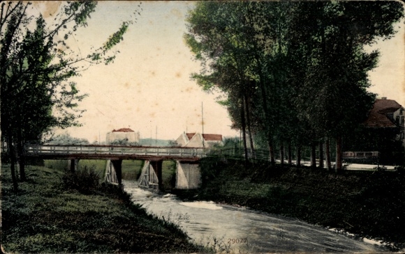 Ak Greene Einbeck in Niedersachsen, Brücke über einen Fluss, Bäume, Häuser im Hintergrund, farbig
