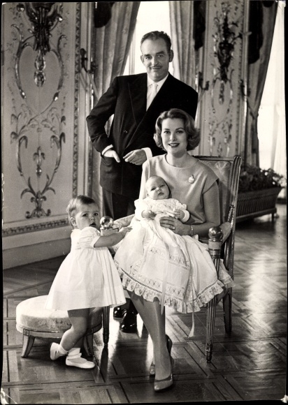 Postcard Prince Rainier III. of Monaco, Grace Kelly, Prince Albert, Princesse Caroline