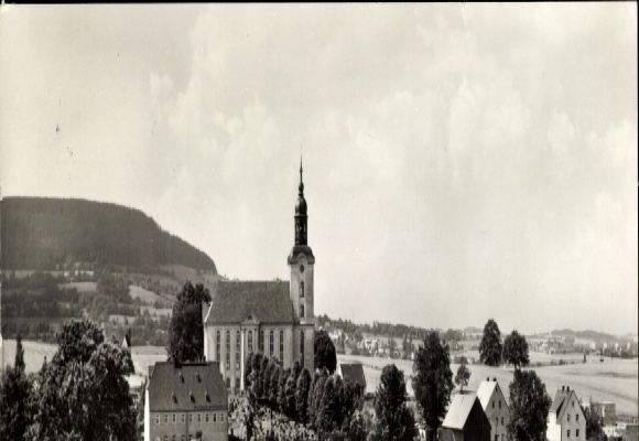 Ak Mildenau im Erzgebirge, Kirche zu  Umgebung mit Feldern und Bäumen, schwarz-weiß Bild