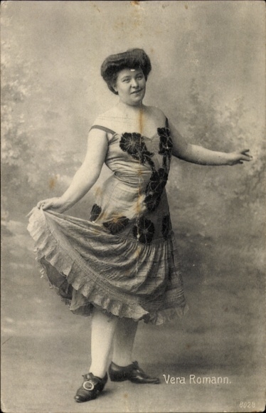 Ak Schauspielerin Vera Romann, Standportrait, Kleid