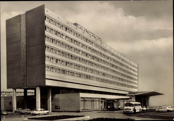 Postcard Halle an der Saale, Interhotel Stadt Halle, side view