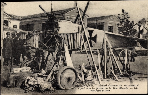 Postcard Thessaloniki Griechenland, Aviatik descended in the White Tower Gardens