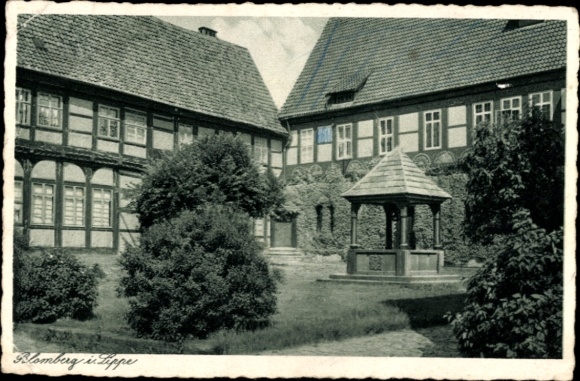 Ak Blomberg in Lippe, Fachwerkhäuser, Brunnen, Gartenanlage,  Architektur