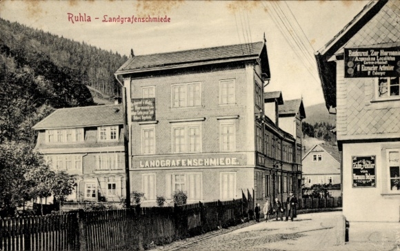 Ak Ruhla in Thüringen, Landgrafenschmiede, Gebäude, Straße, Bäume, Landschaft im Hintergrund