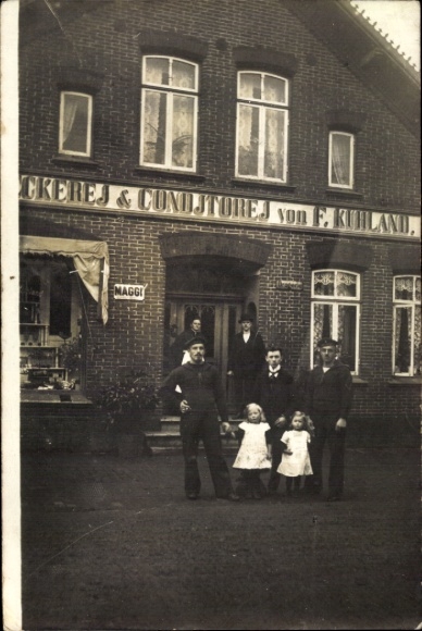 Photo Postcard Burhave Butjadingen Wesermarsch, pastry shop and bakery, men, children