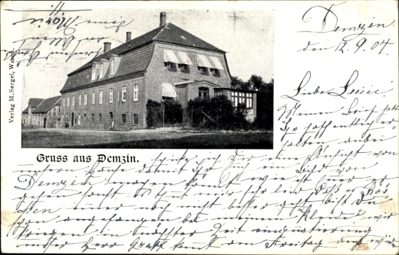 KP Hohen Demzin w Meklemburgii, fragment ulicy, budynek