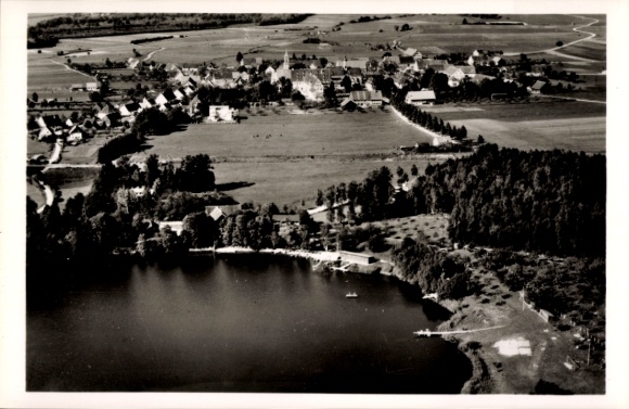 Ak Buxheim in Schwaben, Luftaufnahme eines Dorfes, großer See, Wald, Strandbad, Liegewiese, Wirts