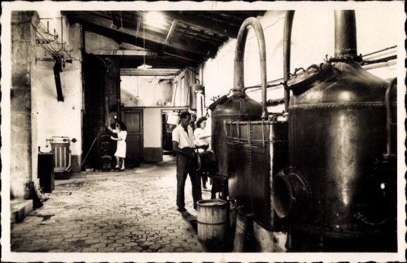 Postcard Grasse Alpes Maritimes, Cité des Parfums, Une batterie d'alambics de la Parfumerie Fragonard