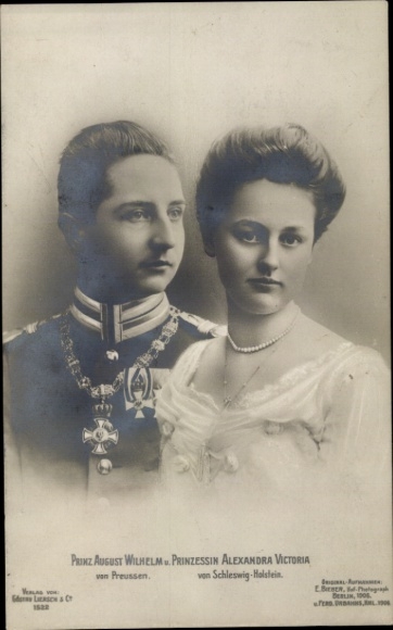 Postcard Prince August Wilhelm of Prussia, Alexandra Viktoria of Schleswig Holstein