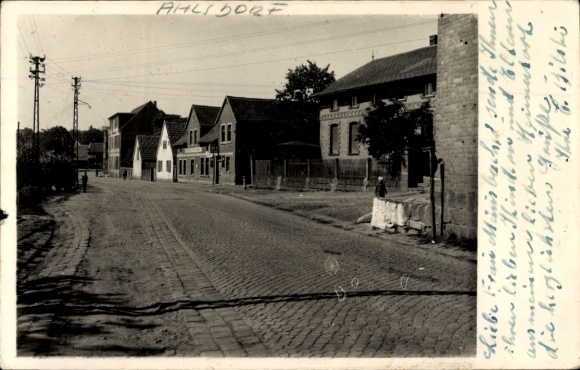Ak Ahlsdorf in Sachsen Anhalt, Straßenansicht, Häuser, Pflastersteine, 