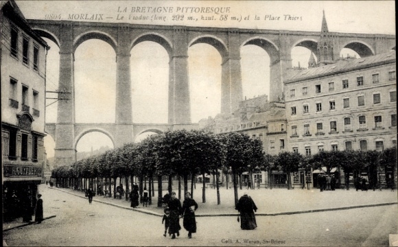 KP Morlaix Finistère, wiadukt na Place Thiers, drzewa, ludzie