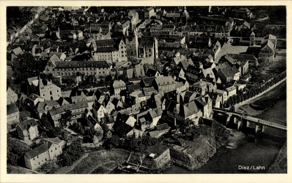 Ak Diez an der Lahn, Luftaufnahme von  viele  Gebäude, Lahnfluss