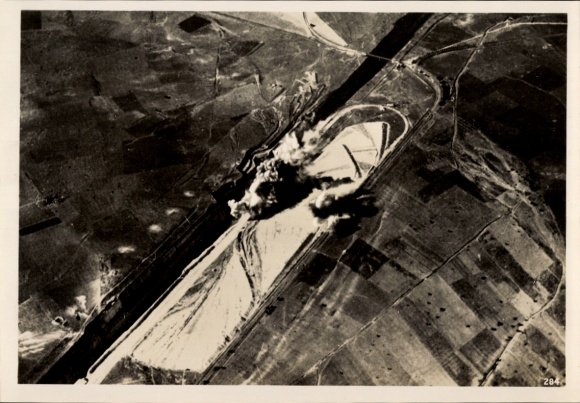 Foto Hoffmann, Heinrich, Italienische Luftwaffe bombardiert den Kanal von Korinth, 1940