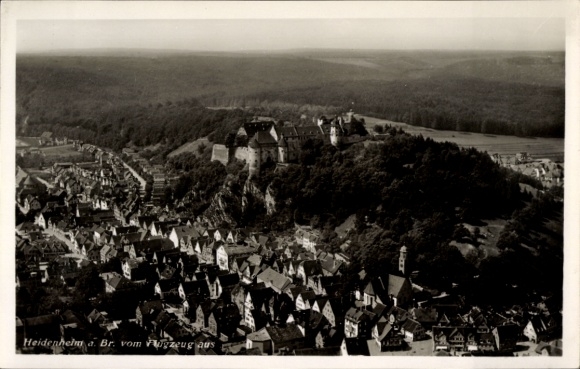 Ak Heidenheim an der Brenz Württemberg, Luftaufnahme von  Burg auf dem Hügel, viele Dächer