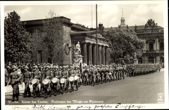 Postcard Berlin, raising the guard at the memorial, Unter den Linden, handle B 445