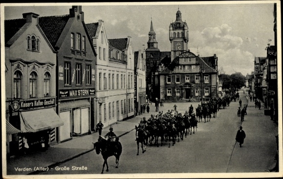 Postcard Verden an der Aller, Große Straße, soldiers on horses, Kaiser's coffee shop