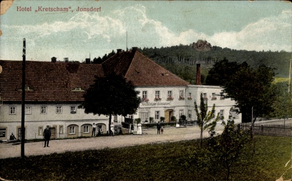 Ak Jonsdorf in der Oberlausitz Sachsen, Hotel Kretscham,  Sondor, Menschen, Bäume, Straße