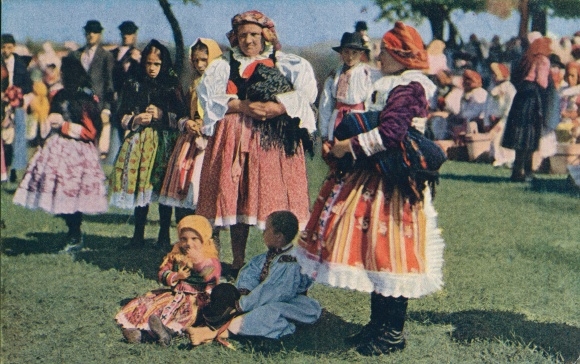 Postcard Group picture of the women in Slovak costumes, headscarves, children