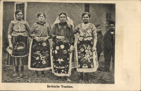 Kobiety z KP w serbskich strojach