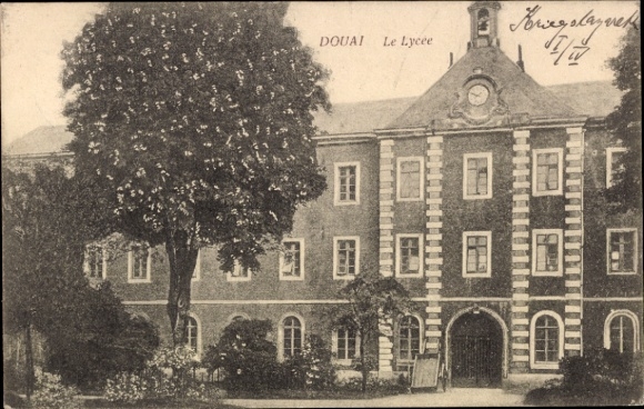 Ak Douai Nord, Gebäude, Lycee, Bäume, r Charme