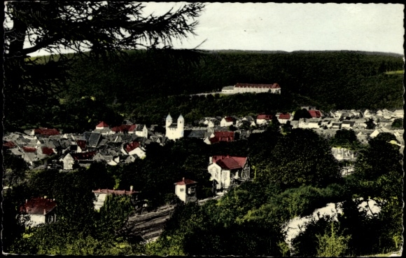 KP Bad Gandersheim am Harz, widok na miasto, kościoły z wieżami, zalesione wzgórza w tle